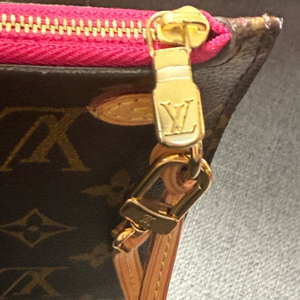 Louis Vuitton Gray Monogram Wristlet pouch - Picture 15 of 17